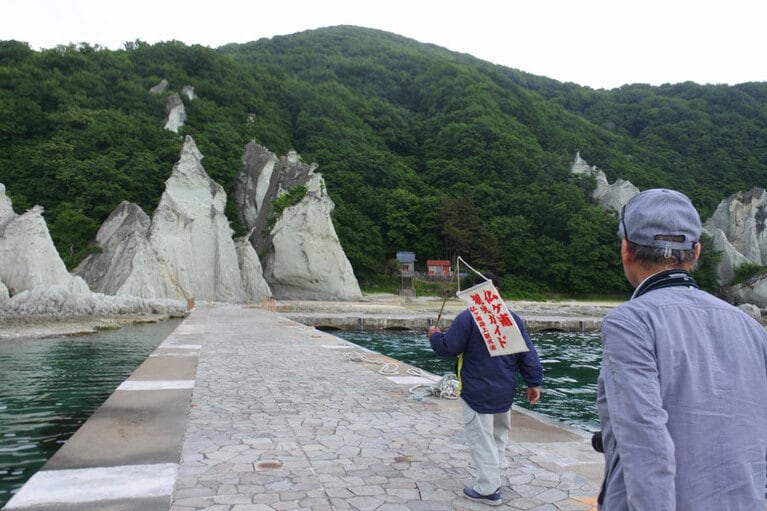 佐井港からの観光船は30分間の往復＋30分間の現地滞在がセットになった90分コース。