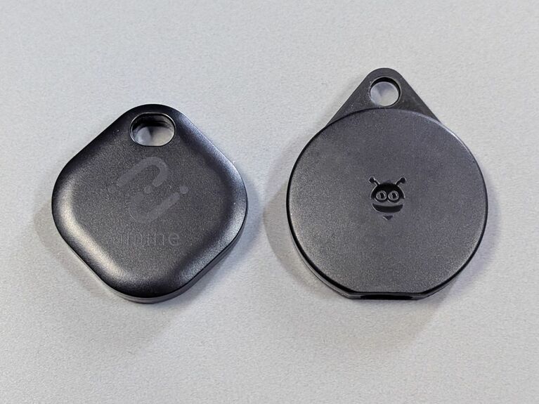 海外メーカー製のFind Hub対応紛失防止タグ「Pebblebee Clip Tracker」（右）と本製品を比べたところ。こちらは位置情報の更新ペースは本製品よりわずかに速い傾向が見られました