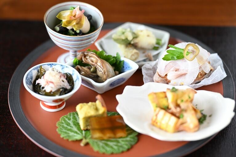 “やわらかで、自由”な佐渡の恵みをおまかせでいただく。ハレの日を彩る島レストラン「kaneto」