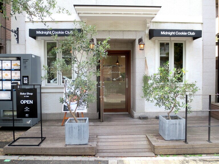 外観。店の1階奥が喫茶コーナー。