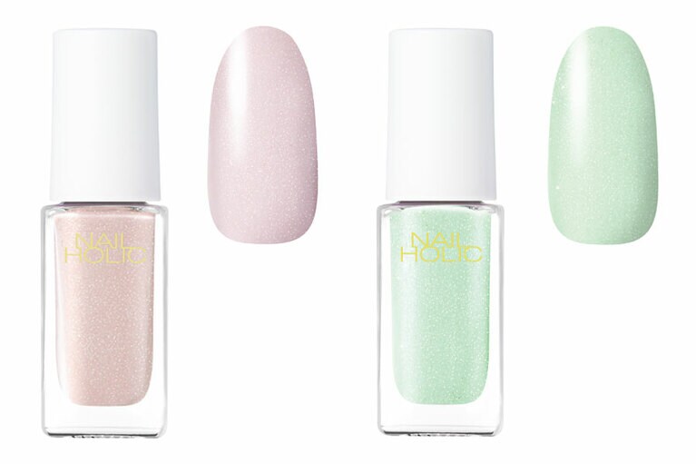 1度塗りでもOKだけど、2度塗りすればさらにキラキラ感アップ。乾きも速い。ネイルホリック リミテッドカラー 左から、PK832よりぐっとクールで大人っぽいPK834。明るいミントグリーンのGR726。各5mL 396円(編集部調べ)／コーセーコスメニエンス(2022年2月16日限定発売)