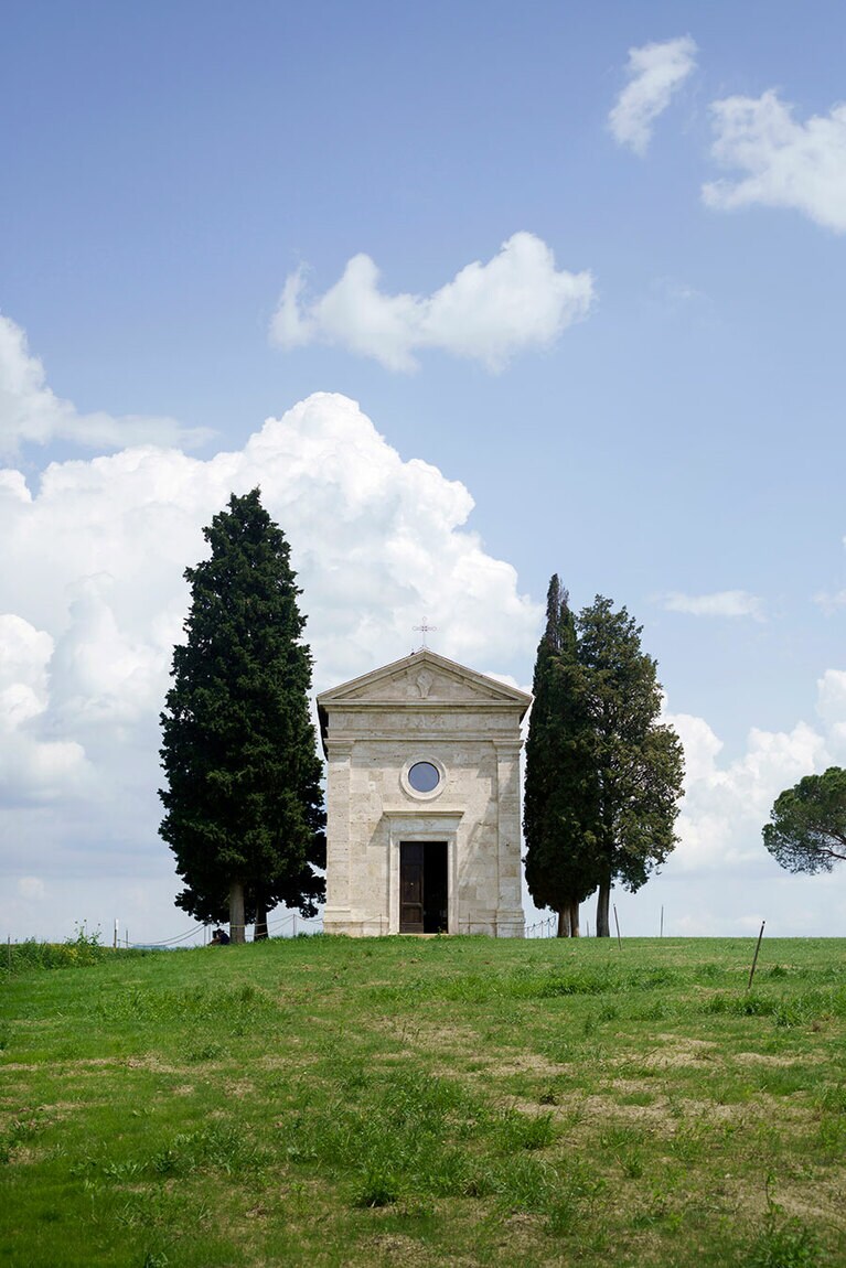 絵葉書などでもおなじみのヴィタレータ礼拝堂は、草原にぽつんと佇む。