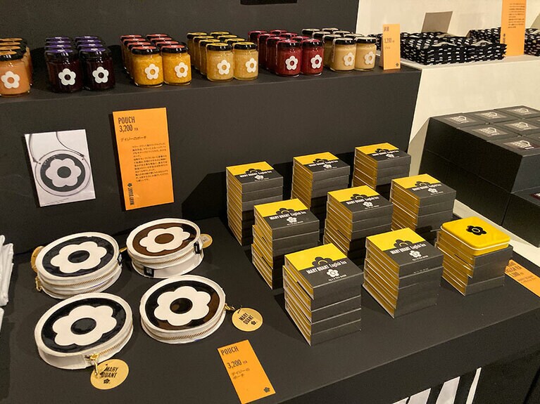 デイジーマークがポイントのジャムやポーチ。かわいい缶の紅茶も。