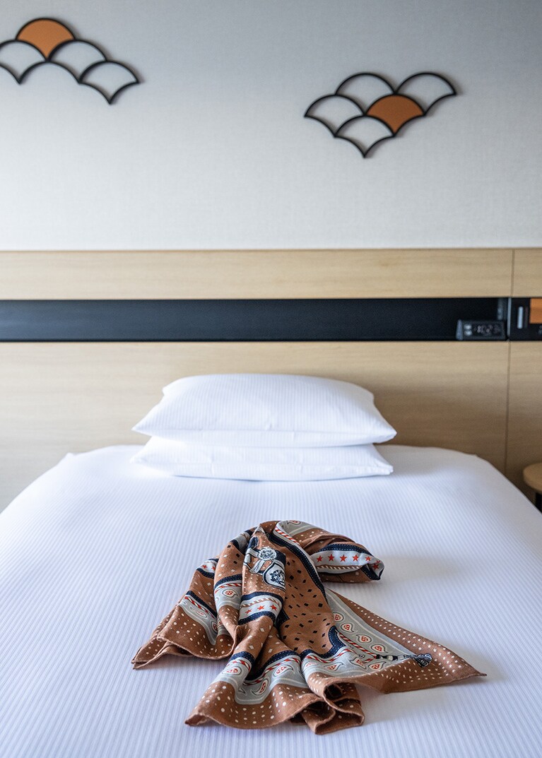 大草さんの旅に欠かせないエルメスのカシミアストール。「機内でも旅先でも、これ1枚あればとても便利です」。