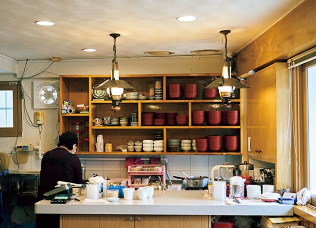 器や調理道具の扱いが丁寧で、手入れが行き届いた調理場も家具も昔のまま。1970年代にタイムスリップしたかのような雰囲気が残る。