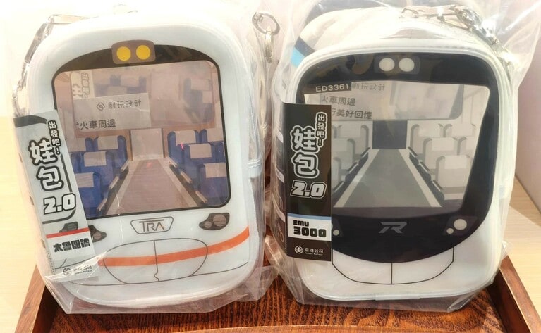 カバンの中でも見つけやすいポーチ。