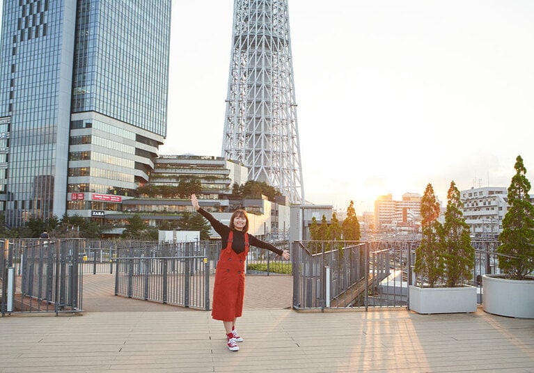 スカイツリーを間近で見て、ちょっと興奮気味のもなりさん。