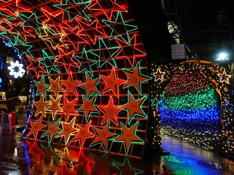 病院へ続く星のトンネル。星には寄付されたかたの名前が。