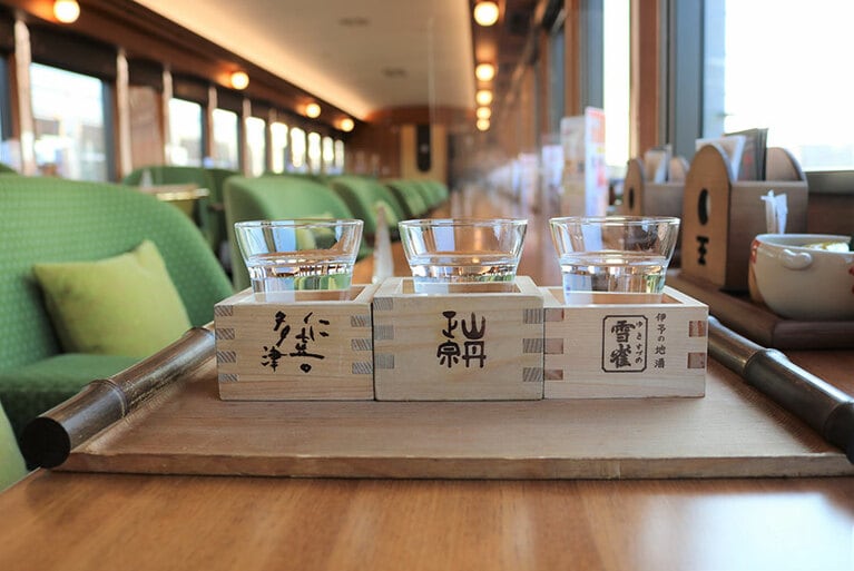 車内で愛媛の美酒に出会える“地酒飲み比べセット” 1,200円。