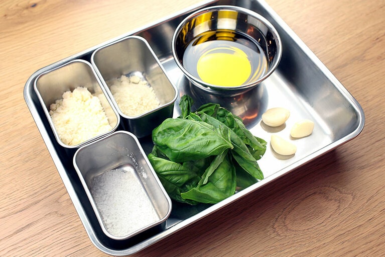 【材料】バジル：100g、ニンニク：10g、粉チーズ：10g、アーモンドパウダー：20g、エキストラバージンオリーブオイル：200g