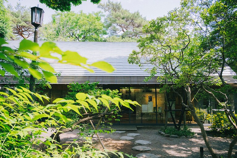 小道の先に見える記念館。こちらも無料で公開されています。