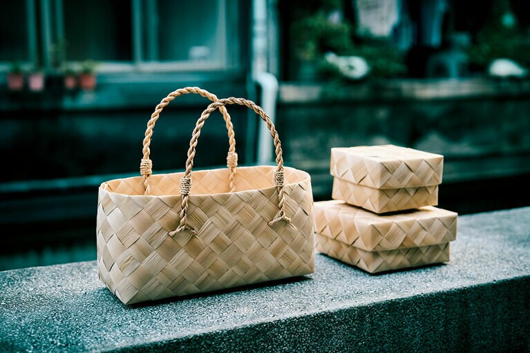 原住民族の手仕事が息づく月桃のカゴ。バッグ大1,980元～。