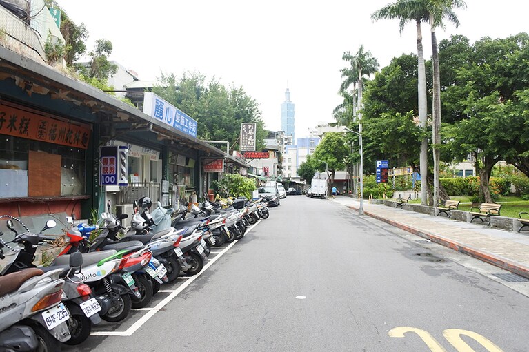 路地を歩いていると台北101の姿も。