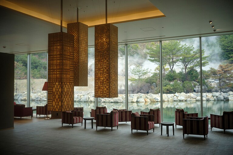 雲仙地獄の噴気が目の前に迫るロビーには、「和」「華」「蘭」をイメージした3つのランプが。