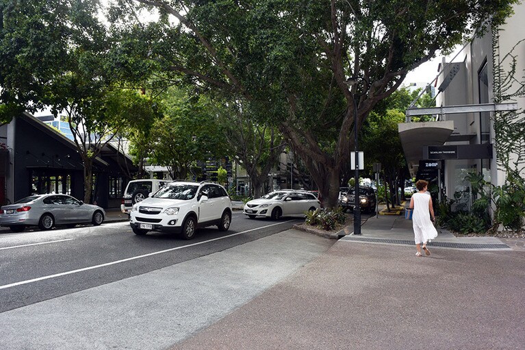 街路樹が涼しげなフォーティチュード・バレー。ブティックやレストランなどが連なっています。