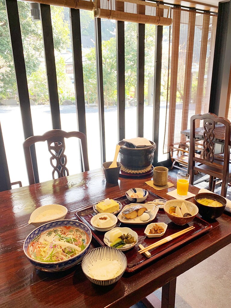 朝食も土鍋ご飯とともに。絞りたての日向夏のジュースからはじまり、主役の焼き魚はサワラ。自然薯のとろろ、春キャベツと新玉ネギの味噌汁、キンメダイの胡麻酢かけ、イワシ干し、牛肉と蓮根のきんぴら、卵焼き、野菜サラダなどなど。どれも丁寧な仕事がなされていて朝からお腹いっぱい！
