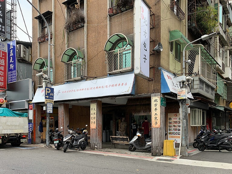 白い屋根と看板が目印。