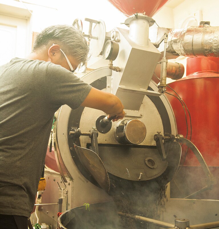 店の奥にある焙煎機からは、コーヒー豆のいい香りが。