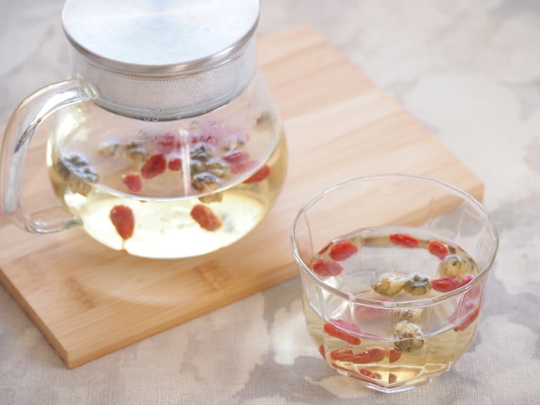 菊花は、手軽に作ることができるお茶として摂取するのがおすすめです。乾燥した菊花を煮出すことで、体に吸収されやすくなりますよ。