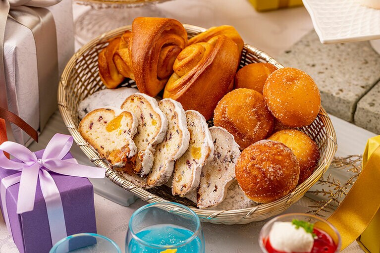 デザートビュッフェでは、ホリデーシーズンらしいシュトーレンとフィンランド風ドーナッツ＆シナモンロールも楽しめる。