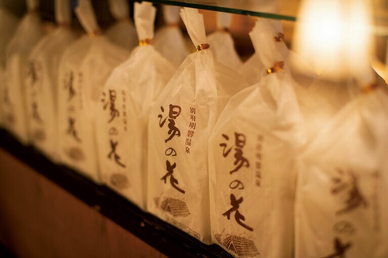 【別府明礬温泉 岡本屋旅館】湯の花小屋で採取した湯の花を使った入浴剤各500円～や石鹼はおみやげに人気。Photo:Hiroshi Mizusaki