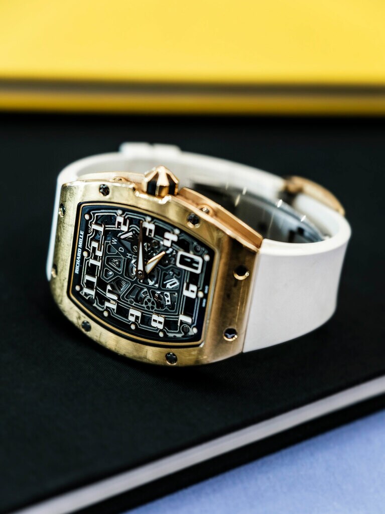 スケルトン加工でムーブメントの奥行きが見られるモデル。超薄型のため、アスリートをはじめアクティブなライフスタイルを送る人の手元に美しく寄り添う。広くとられたケースバックからはローターが懸命に動く様子が覗ける。「RM 67-01 オートマティック エクストラフラット」（RG、ラバーストラップ、自動巻）縦47.52×横38.70mm 厚さ7.75mm　価格は要問い合わせ／リシャールミルジャパン　03-5511-1555