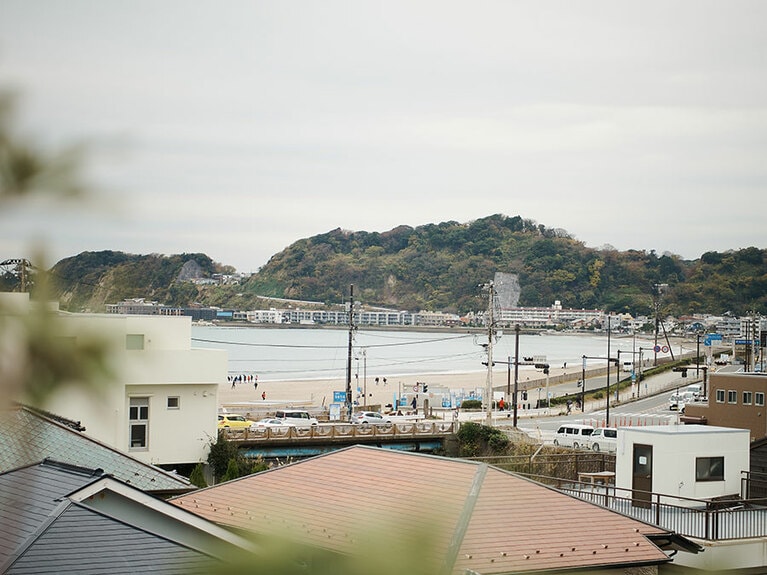 「幸せの食べるスープ」レシピのお披露目会は、鎌倉の由比ヶ浜を一望できる人気のリスティング(エアビーに登録されている宿泊施設)にて。