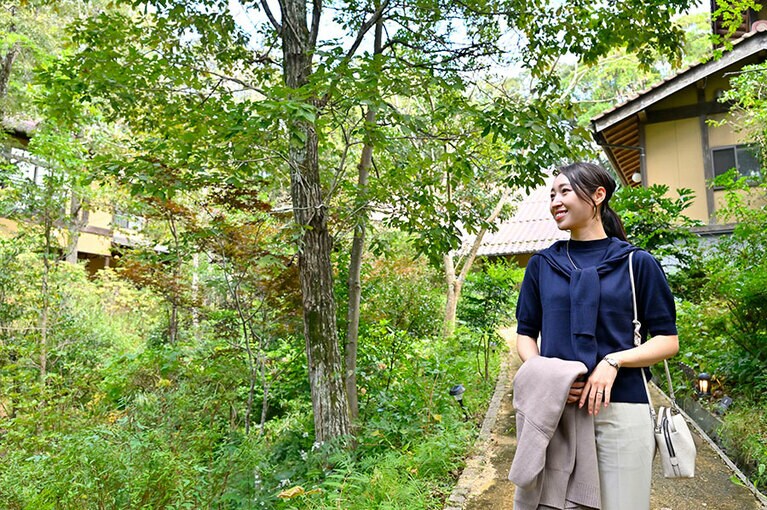 自然のなかに溶け込むように本館と離れの客室がたたずむ「旅館ぬしや」。