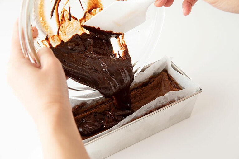 冷やしておいた（7）に流し込み、冷蔵庫で一晩休ませる。