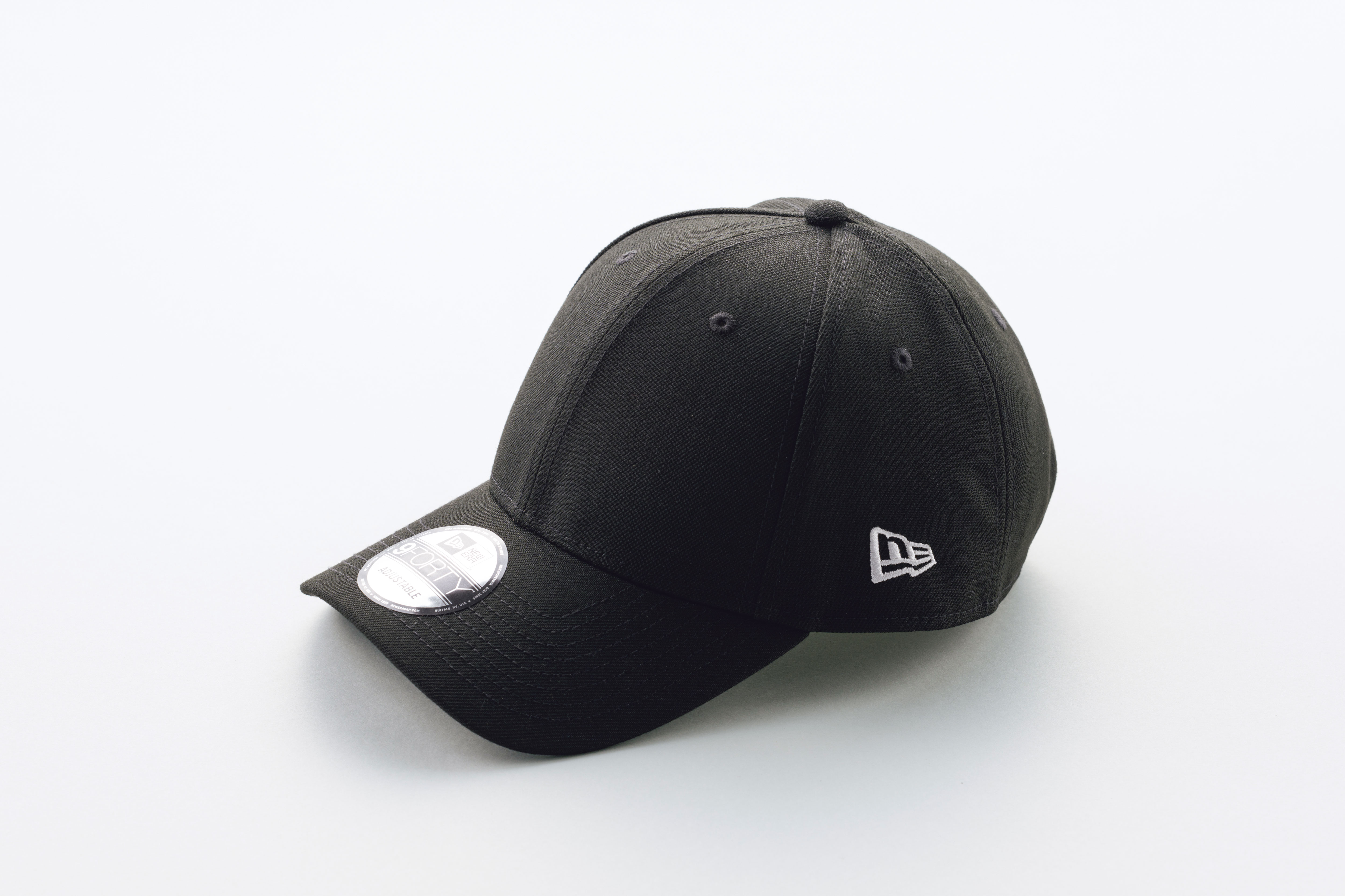 9FORTY™ ベーシック ブラック×ホワイト 4,620円／NEW ERA®