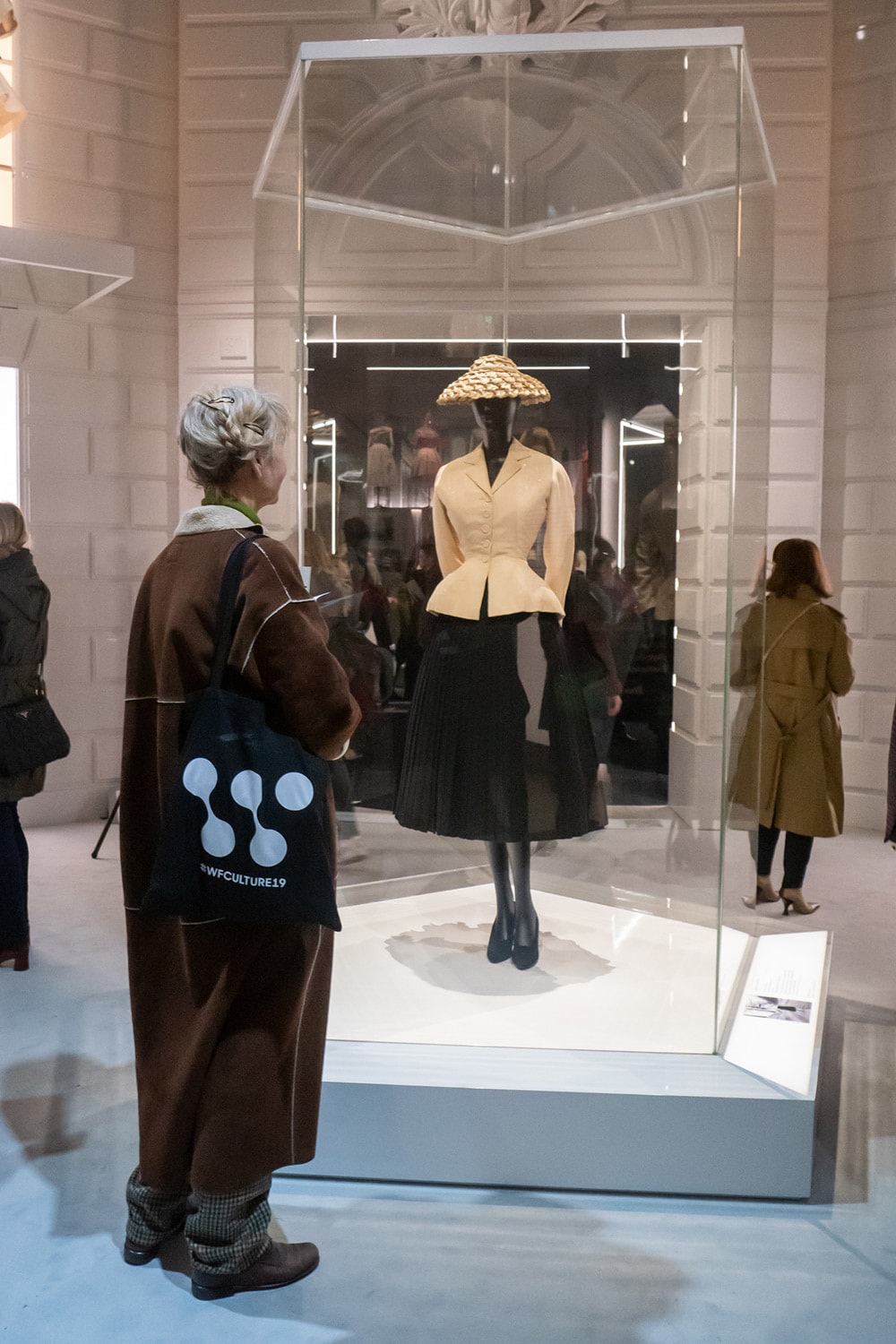 「The New Look」の展示。クリスチャン・ディオールが1947年春夏用にデザインした著名な「バー・スーツ」が、「The New Look」ギャラリー中央に展示されている。