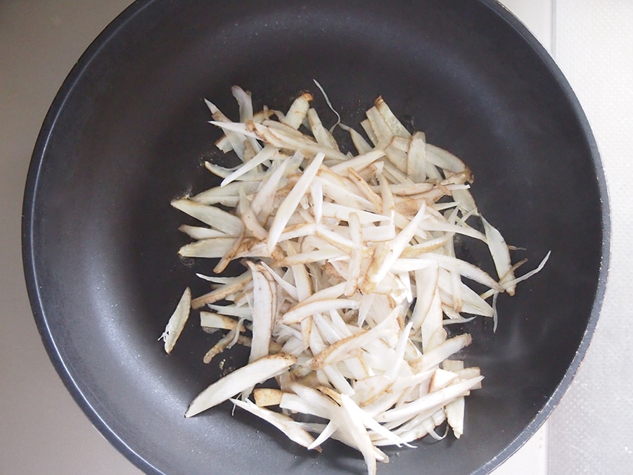 フライパンにごま油をしき、水切りしたごぼうを入れて炒める。