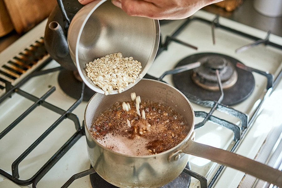 【ポイント01】小豆は浸水しないですぐに調理に使えるので、ストックしておくと便利な豆。この小豆と押し麦をショートパスタ感覚で塩ゆでします。一緒の鍋で時間差でゆでれば、時短できるだけでなく、鍋もひとつで済むのでスマート。反対に別々にゆでると、押し麦の白さをキープできるので、出来上がりのコントラストがついてより美しい色合いに。その時々の状況見て、一緒にゆでたり、別々にゆでたりを使い分けて。