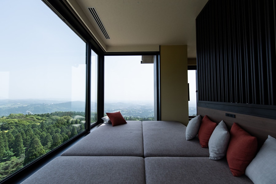 すべての客室から、霧島高原の先に広がる錦江湾と桜島を見渡すことができる。