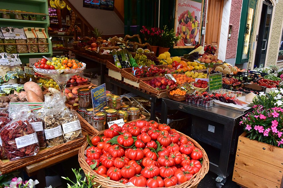 パレストロ通りを散策すると、地元の暮らしが伝わってきます。リグーリア州の食材をお土産にするのもおすすめ。