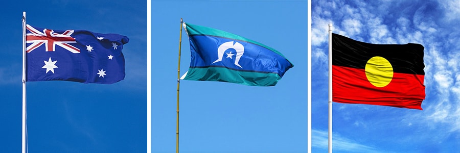 左から、オーストラリア連邦の国旗 photo:Tourism Australia、トレス海峡諸島民の旗 photo:rafaelberani/123RF、 
アボリジナルの旗 photo:millenius/123RF。