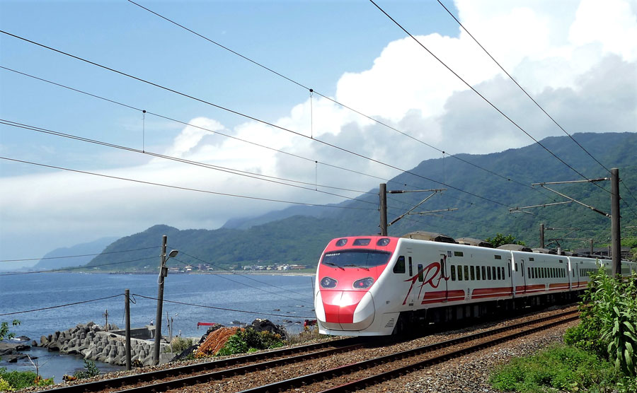 台湾東部へは台鐡(在来線)が誇る特急列車に乗って出かけましょう。