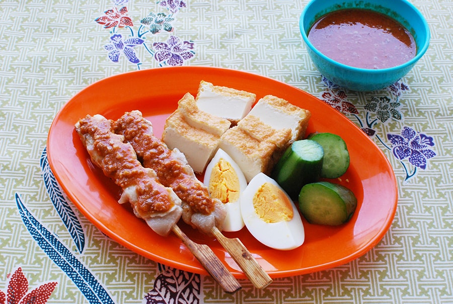 市販の焼鳥にかけて即席「サテー」の完成。また、きゅうり、厚揚げ、ゆで卵にかければ、インドネシアやマレーシアで食べられているサラダ「ガドガド」になる。