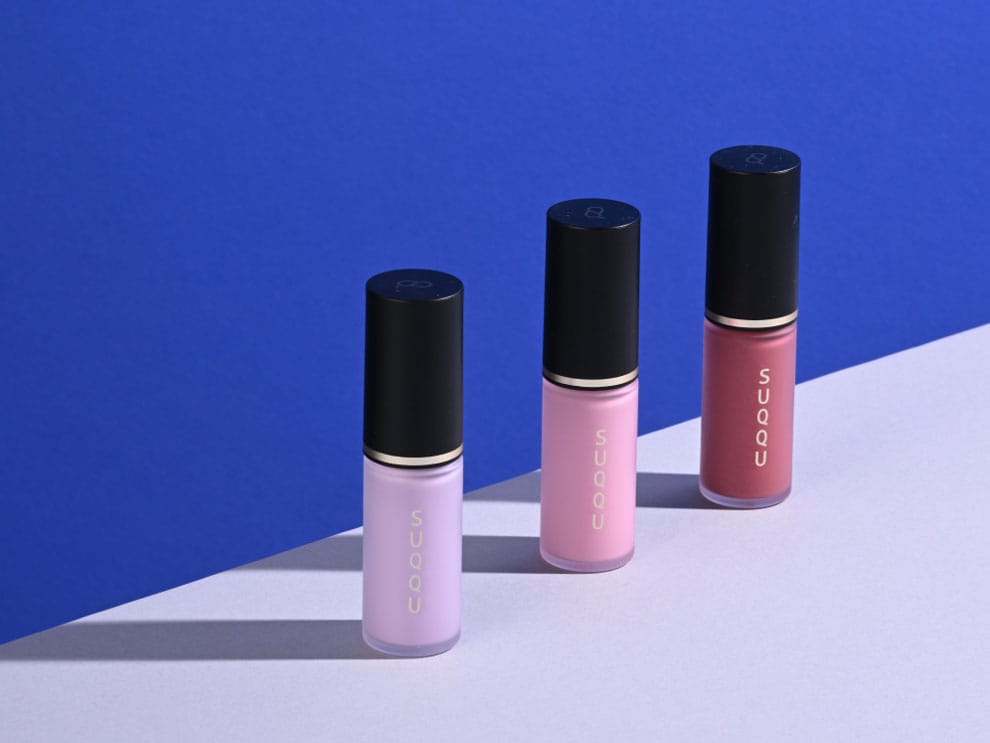 右からセンシュアルなブラッディレッドの05、上品な甘さのコットンピンクの02、ピンクパール配合のペールラベンダーの01。