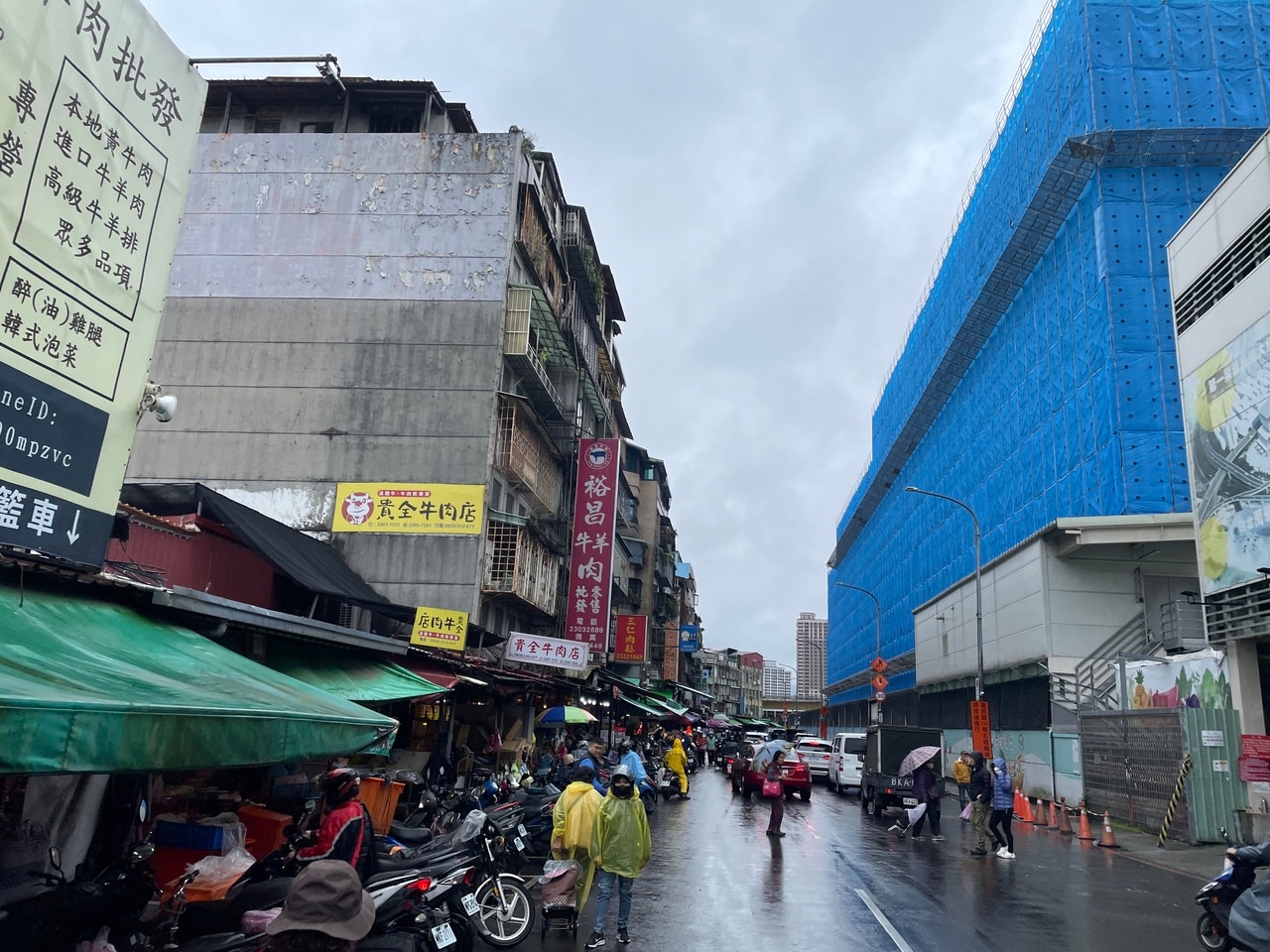 タクシーなどでお店に向かう際は、ドライバーに市場の名前だけ伝えるとどこに降ろされるかわからないので、富民路と萬大路の交差点を目指し、そこから市場に入りましょう。