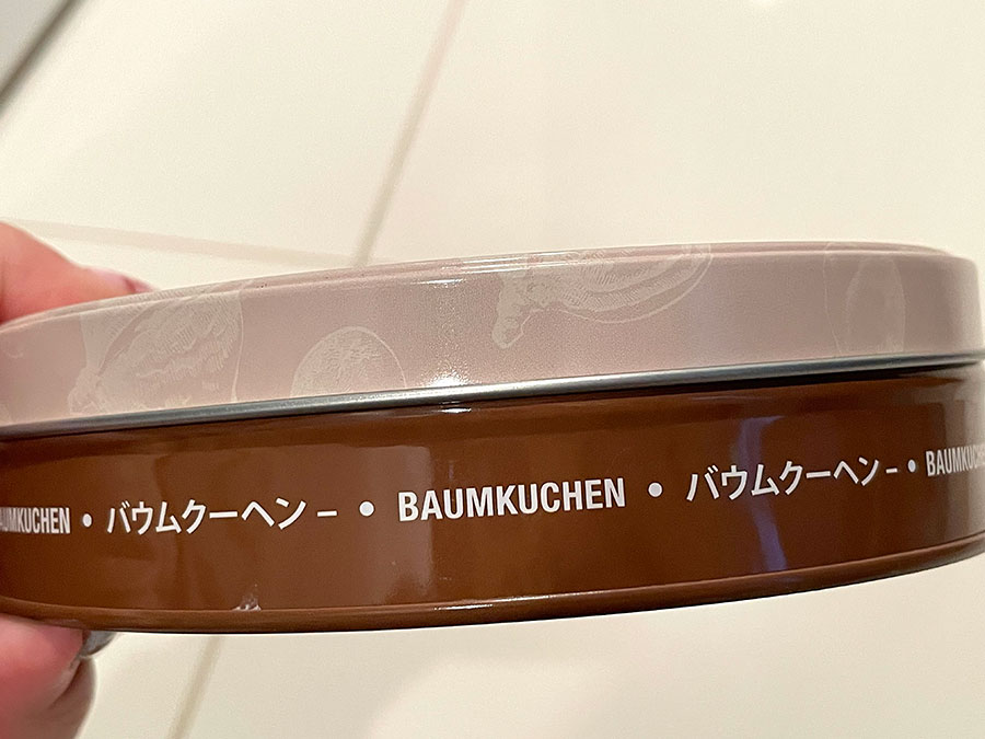 缶には、日本語の文字も。