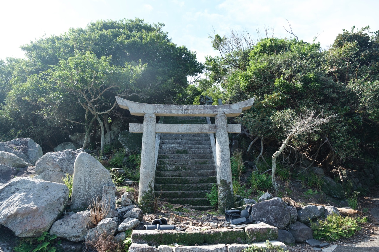 港のそばの鳥居。