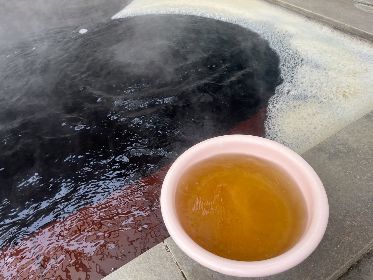 湯船では濃いコーヒー色に見える黒湯。