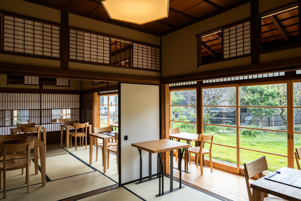 贅沢にとられた庭を眺めながらゆったりお蕎麦が味わえる店内。