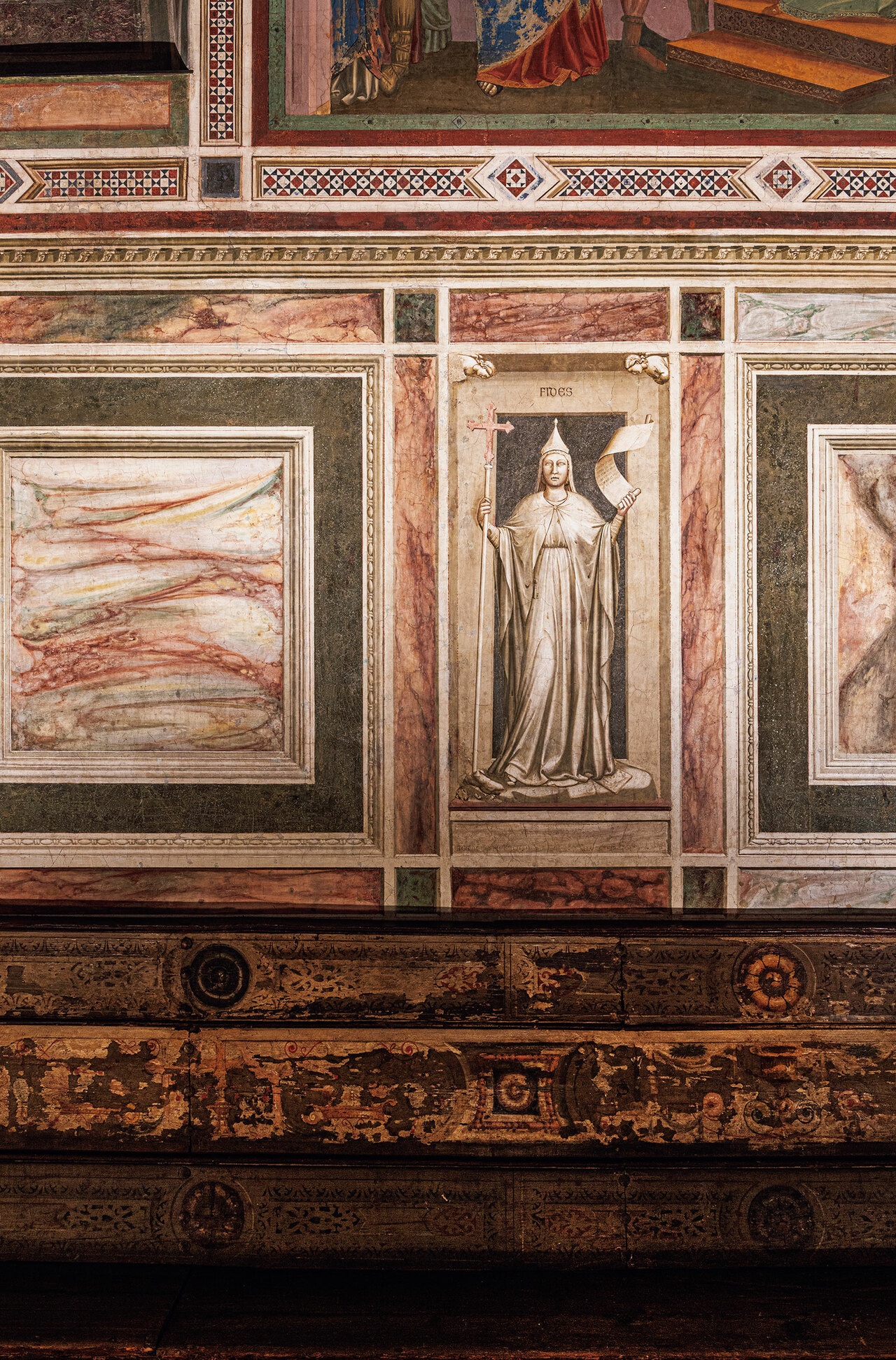 最下段には7つの美徳と大罪を表現した一連の寓話が描かれている。ジョットはその表現において最新技術の遠近法を先取りしており、だまし絵的な技法・効果が感じ取れる。