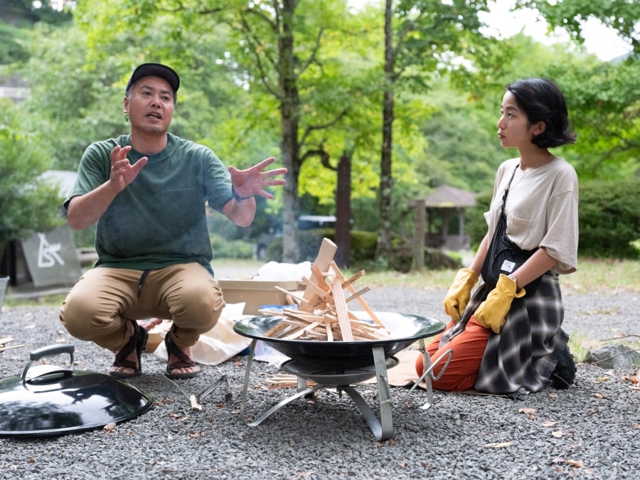 山梨県「水源の森 キャンプ・ランド」（山梨県南都留郡道志村馬場5821-2）で行われたTHE NORTH FACE主催のキャンプイベント。アウトドアプロデューサー長谷部雅一さん（左）による焚き火講座やプチハイキングなど、アウトドアの楽しさを存分に味わえました。