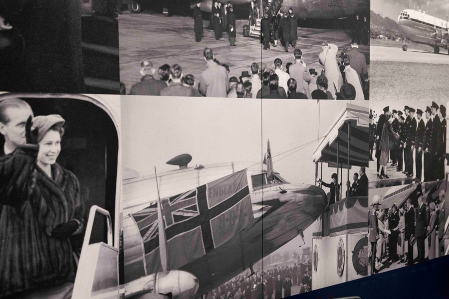 右下が、シャンパンのつもりで飛行機のノーズに英国産リンゴ酒をかけるエリザベス女王の写真。