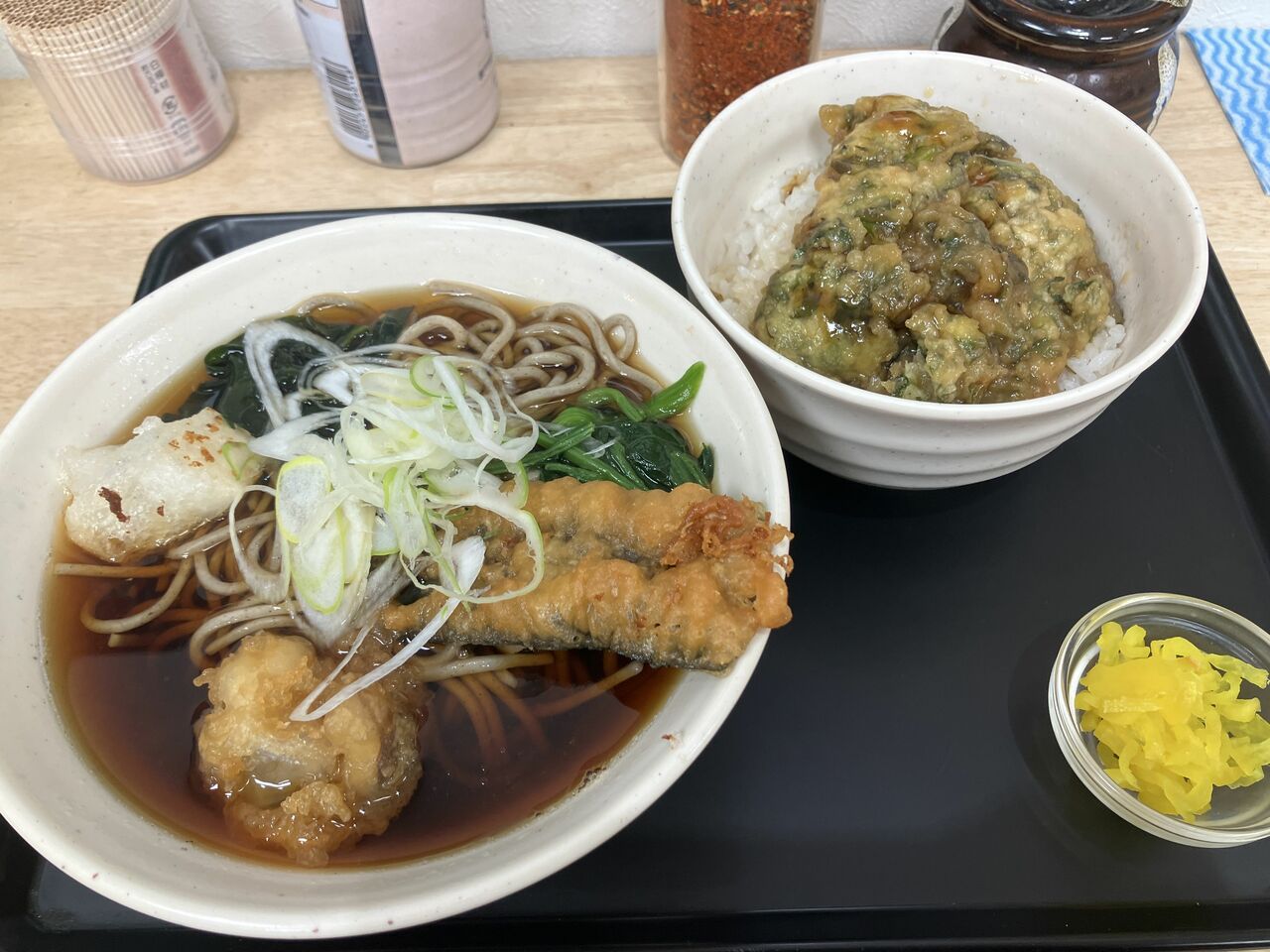 「かけそば+しっとり天丼」は810円（写真は天種追加）