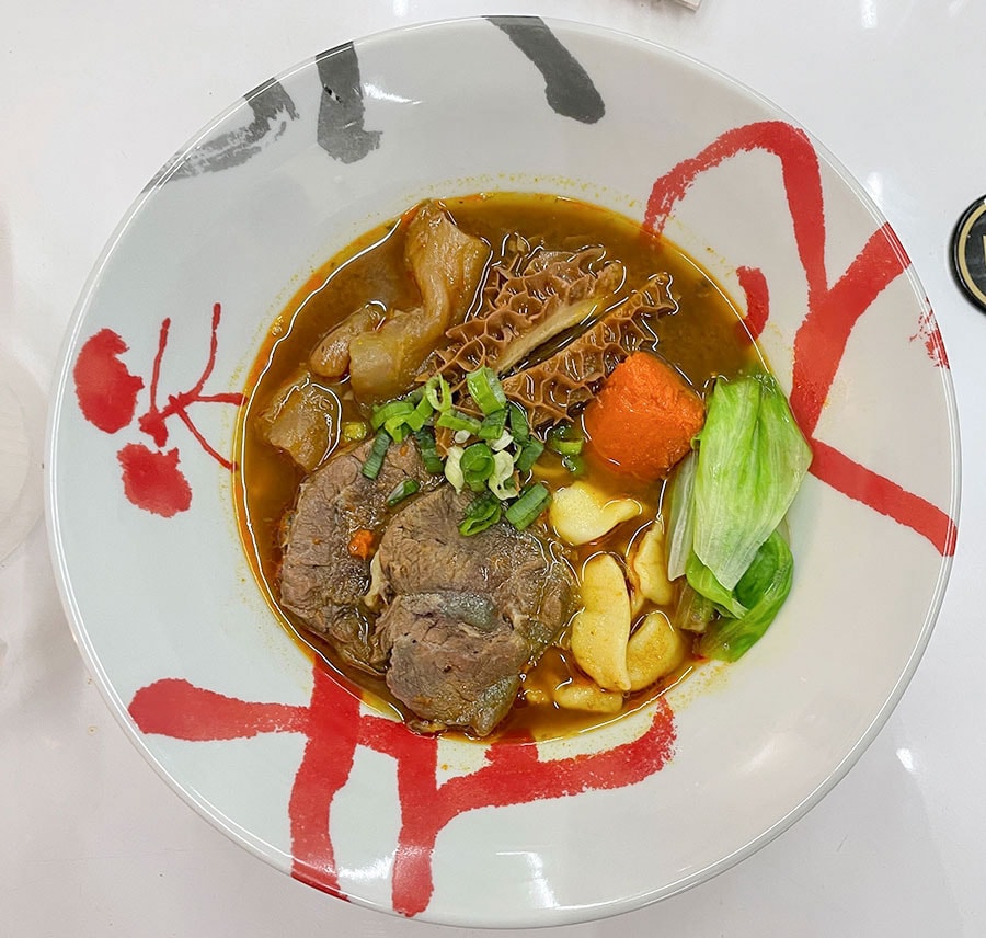 かなりのボリュームがあり、１杯で満腹になる牛肉麺ですが、すべてのメニューに小と大の2サイズあるのもうれしい。