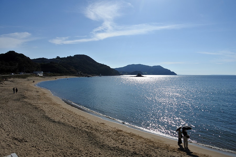 カフェが集まる二見エリアのビーチ。遠くに桜井二見ヶ浦の鳥居が。